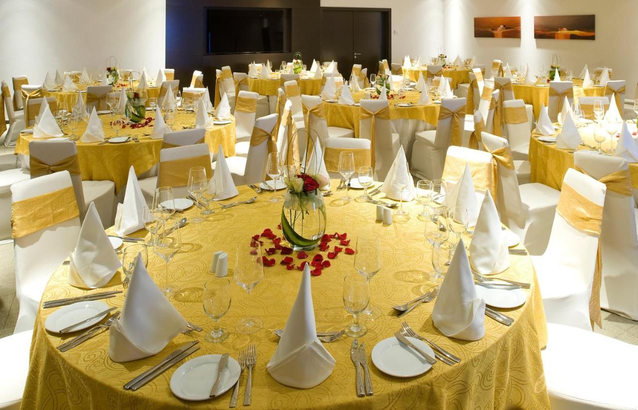 Holiday Inn Muscat Alseeb By Ihg Exterior foto
